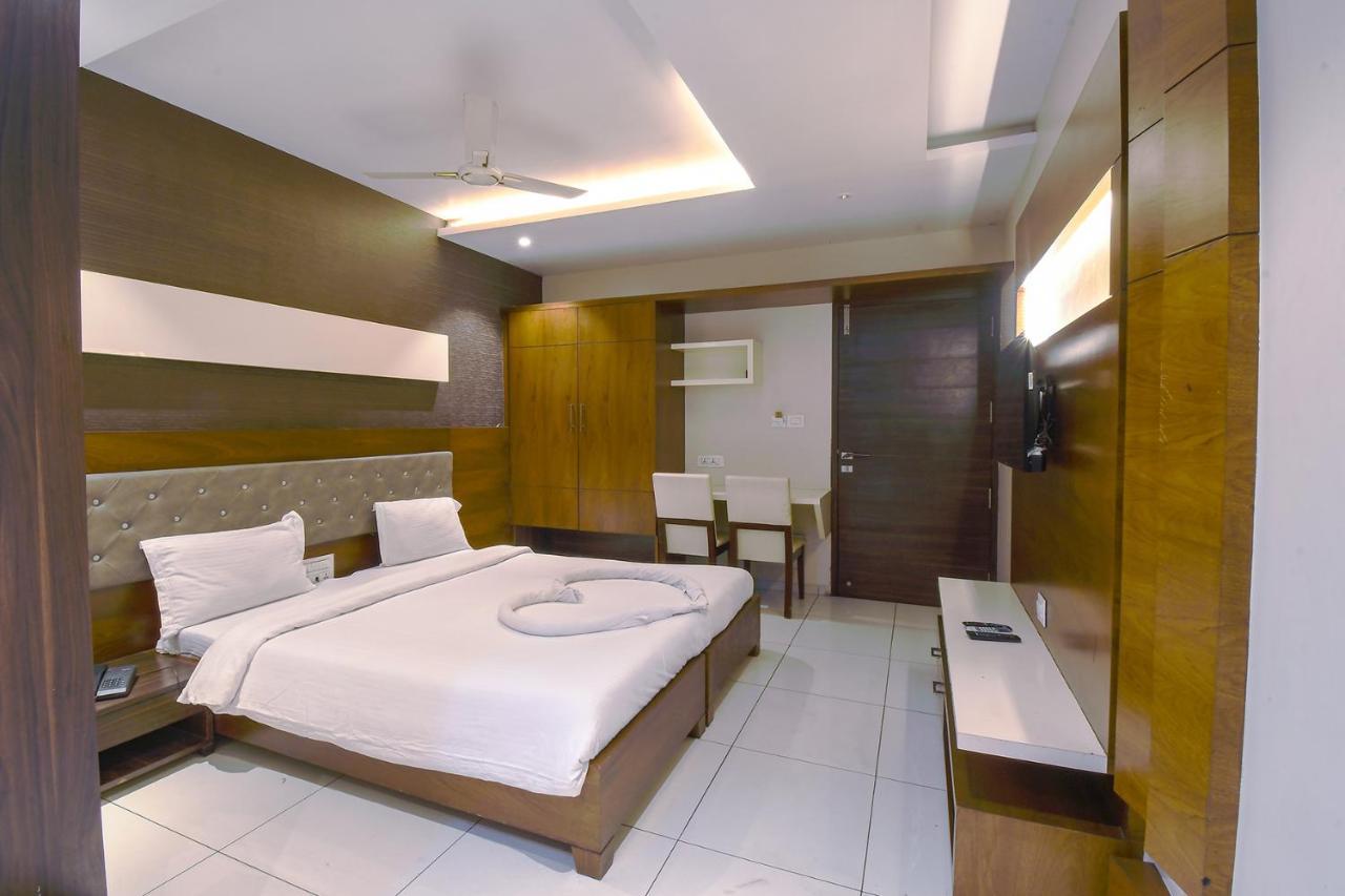 Hotel Ravikiran Kolhapur Exteriör bild