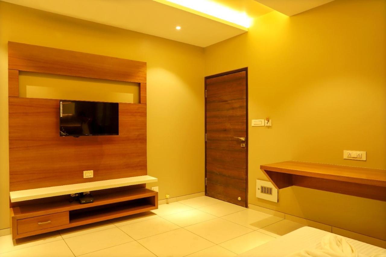 Hotel Ravikiran Kolhapur Exteriör bild
