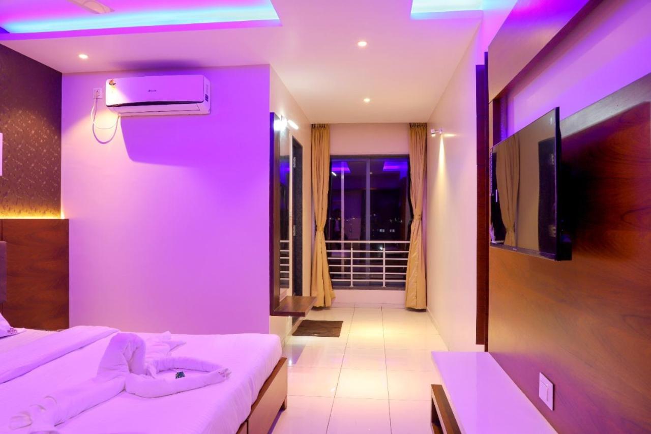 Hotel Ravikiran Kolhapur Exteriör bild